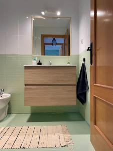 ein Badezimmer mit Waschbecken und Spiegel in der Unterkunft THE PLACE - surf & soul in Majanicho + 53 Fotos