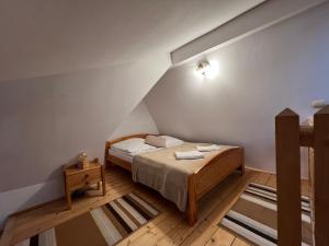 Łóżko lub łóżka w pokoju w obiekcie Apartamenty Bukowina
