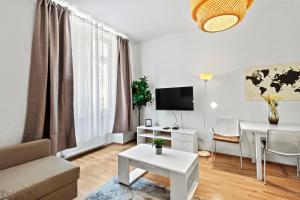 Una televisión o centro de entretenimiento en Stylish Apartment, 4 min to U3 Zipperer Straße