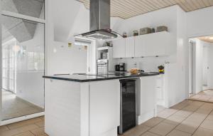 Η κουζίνα ή μικρή κουζίνα στο Amazing Home In Ulfborg With Sauna