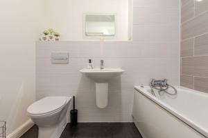 Ένα μπάνιο στο Stunning Station Apartment