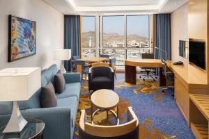 TV a/nebo společenská místnost v ubytování Sheraton Makkah Jabal Al Kaaba Hotel