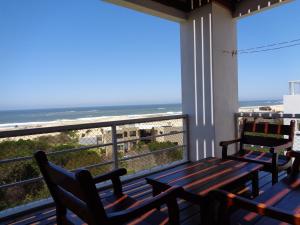 balcone con panchine e vista sulla spiaggia di Acacias Apartamento D a Punta Del Diablo