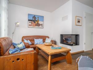 ein Wohnzimmer mit einer Couch und einem Couchtisch in der Unterkunft Haus SEEGARTEN in Wustrow