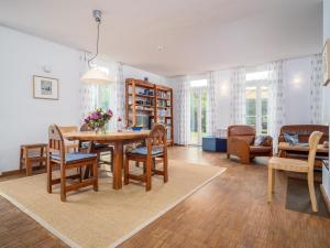 ein Wohnzimmer mit einem Holztisch und Stühlen in der Unterkunft Haus SEEGARTEN in Wustrow