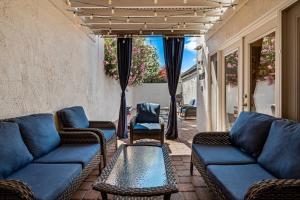 Χώρος καθιστικού στο Spacious Townhome Near Old Town with Pool