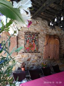 a wall with a painting of a woman on it at El Zoela in Ferreras de Arriba