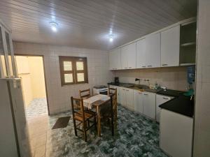 una cucina con un tavolo e delle sedie di Pousada Paz de Mucuripe a Fortaleza