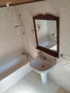 Phòng tắm tại Abrigo do verao Maison près du lac