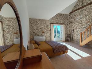 Postel nebo postele na pokoji v ubytování La Source Du Bonheur Chambres et Table d'Hôtes