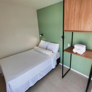 a small bedroom with a bed and a cabinet at Lages in Box - Casa por temporada na Rota dos Milagres - Porto de Pedras in Tatuamunha