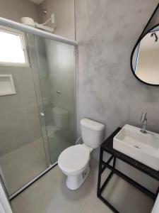 a bathroom with a toilet and a shower and a sink at Lages in Box - Casa por temporada na Rota dos Milagres - Porto de Pedras in Tatuamunha