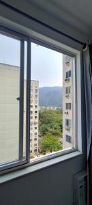 ventana en una habitación con vistas a un edificio en Apê 905 - RioCentro e Parque Olímpico e Farmasi Arena, en Río de Janeiro