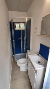 a bathroom with a toilet and a sink and a shower at Casa de playa océan park in Sauce de Portezuelo