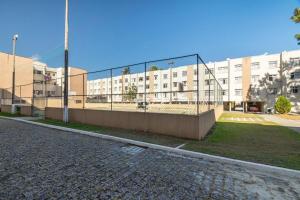 una recinzione a catena di fronte a un edificio di Leonis, Apto 32 a Curitiba