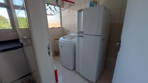 una cucina con frigorifero e cestino della spazzatura di Leonis, Apto 32 a Curitiba