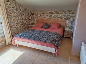 Postel nebo postele na pokoji v ubytování La Source Du Bonheur Chambres et Table d'Hôtes