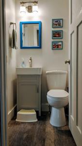 Ένα μπάνιο στο Family Friendly House - Downtown Location +30 φωτογραφίες