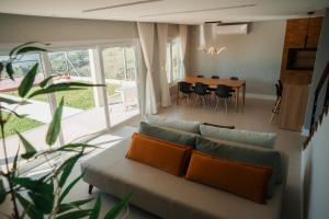 Istumisnurk majutusasutuses Casa 2 suítes, ofurô, piscina no Vale dos Vinhedos