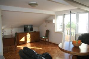 a living room with a table and a television at Spacious 2Bedroom Flat Budva Becici in Boreti