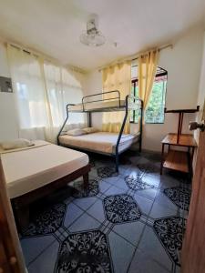 Ένα ή περισσότερα κρεβάτια σε δωμάτιο στο Cabinas Hoja del Bosque