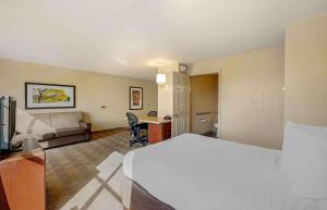 Postel nebo postele na pokoji v ubytování MainStay Suites Las Vegas Flamingo