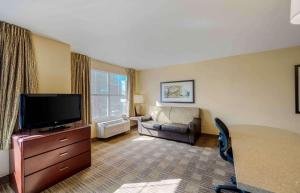 TV a/nebo společenská místnost v ubytování MainStay Suites Las Vegas Flamingo