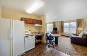 Kuchyň nebo kuchyňský kout v ubytování MainStay Suites Las Vegas Flamingo