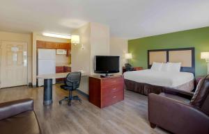 TV a/nebo společenská místnost v ubytování MainStay Suites Las Vegas Flamingo