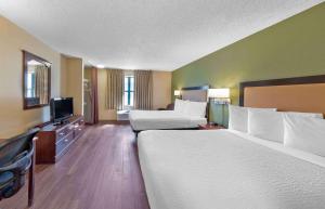 Postel nebo postele na pokoji v ubytování MainStay Suites Las Vegas Flamingo