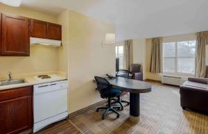 Kuchyň nebo kuchyňský kout v ubytování MainStay Suites Las Vegas Flamingo