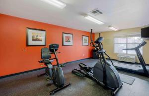 Fitness centrum a/nebo fitness zařízení v ubytování MainStay Suites Las Vegas Flamingo
