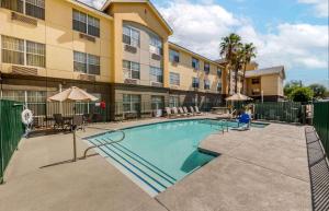 Bazén v ubytování MainStay Suites Las Vegas Flamingo nebo v jeho okolí