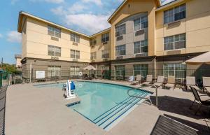 Bazén v ubytování MainStay Suites Las Vegas Flamingo nebo v jeho okolí