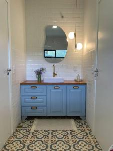 BlinhaにあるCasa de Campo em Presidente Nereu - SCのバスルーム(青いシンク、鏡付)