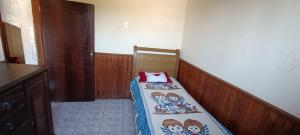 a small room with a bed with a sidx sidx sidx sidx at Casa para temporada in Ouro Preto