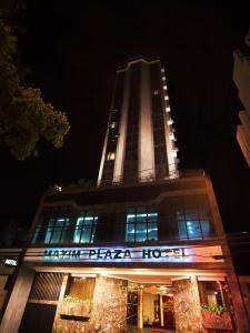 茹伊斯迪福拉的住宿－Maxim Plaza Hotel，一座建筑,上面标有阅读Kaiser广场酒店的标志