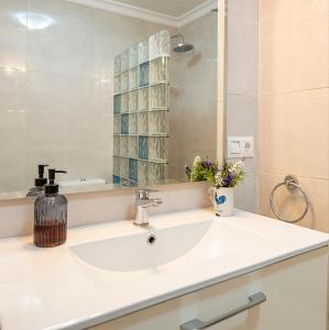 Kúpeľňa v ubytovaní Fancy 2BR in Golden Mile close to the beach