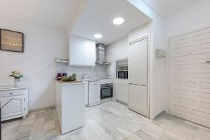Kuchyňa alebo kuchynka v ubytovaní Fancy 2BR in Golden Mile close to the beach