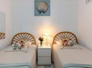 Posteľ alebo postele v izbe v ubytovaní Fancy 2BR in Golden Mile close to the beach