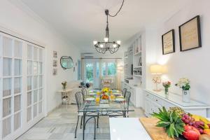 Posedenie v ubytovaní Fancy 2BR in Golden Mile close to the beach
