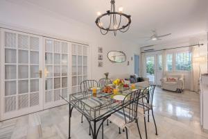 Posedenie v ubytovaní Fancy 2BR in Golden Mile close to the beach