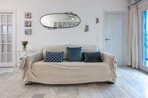 Posedenie v ubytovaní Fancy 2BR in Golden Mile close to the beach