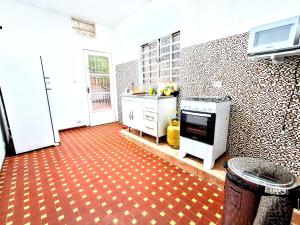 a kitchen with an orange and white patterned floor at Sétimo Hostel 7 ll in Sao Paulo