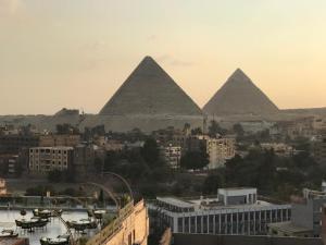 开罗Pyramids view的从建筑物顶部可欣赏到金字塔的景色