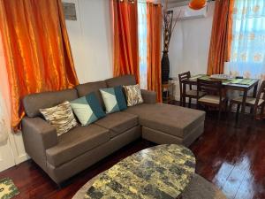 CrochuGrace Sanctuary的客厅里有一张沙发和一张桌子。