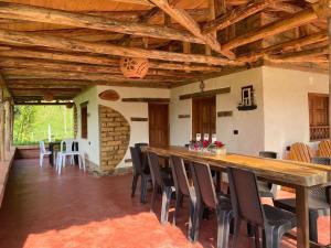 Un comedor con una mesa y sillas en una casa. en Alojamiento Rural Granja La Ilusión, en Las Esquinas