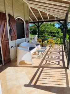 A balcony or terrace at Villa Créole vue exceptionnelle Perle des Hauteurs