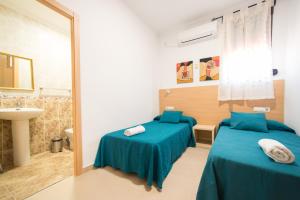 Postel nebo postele na pokoji v ubytování Hostal Mitre Paterna