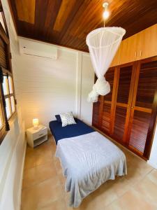 una camera con letto e rete di Villa Créole vue exceptionnelle Perle des Hauteurs a Le Carbet Altre 27 foto